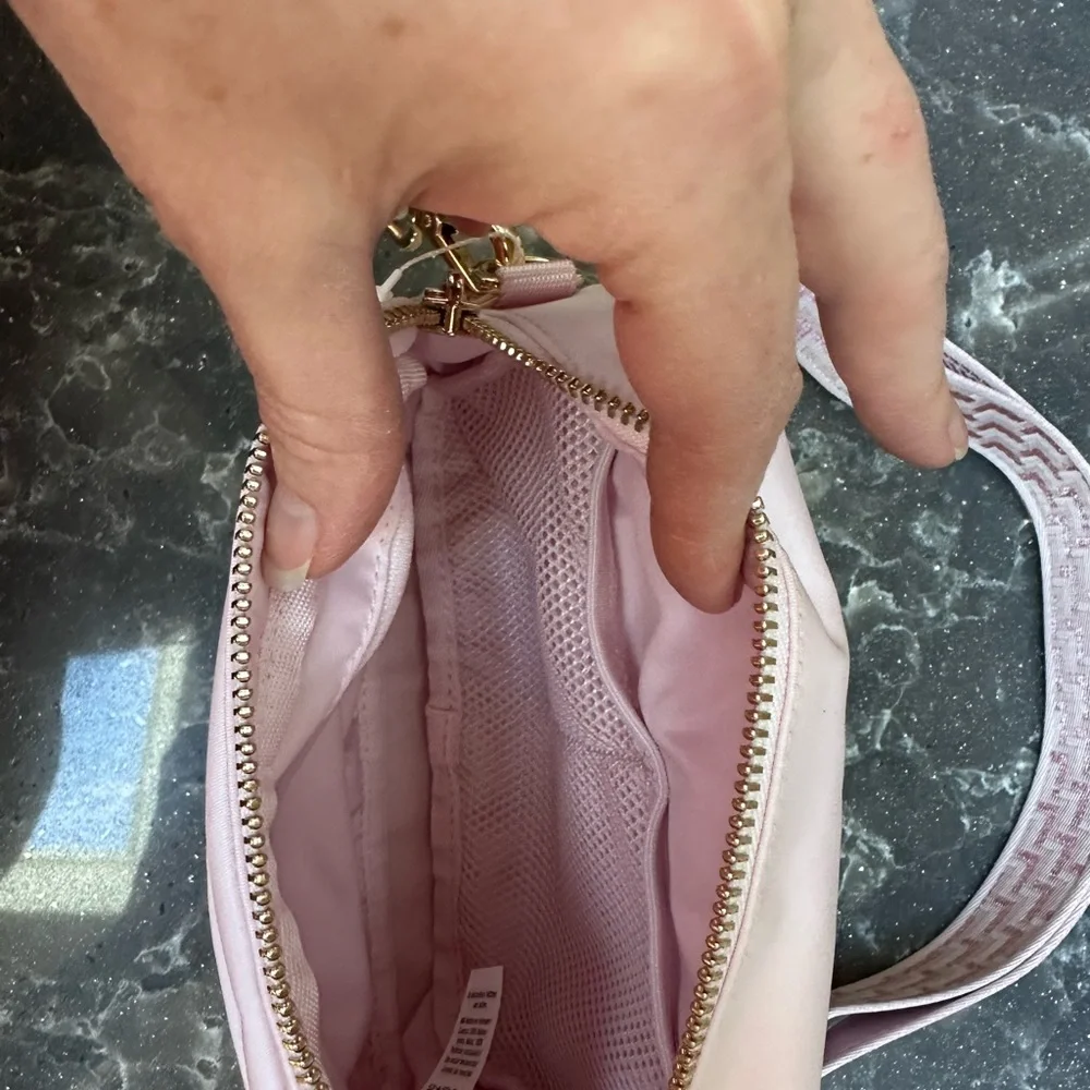 Lululemon Everywhere Crossbody L Monogram Metallic Sac - Picture 3 of 6
